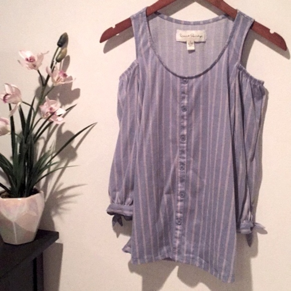 ✨3/$20✨ French Laundry Size Small Ladies Open-shoulder Top